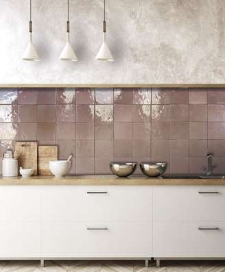1. Cozinha com rodameio de madeira e azulejo rose – Foto Nanda Tiles
