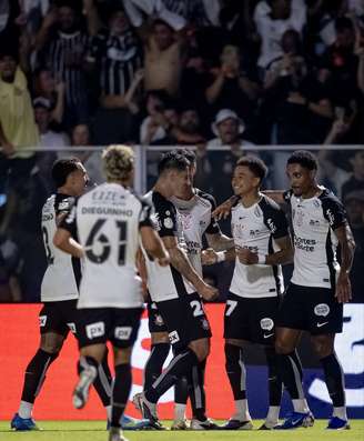 Jogadores do Corinthians comemoram vitória diante do Vasco na Neo Química Arena