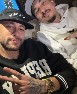 Neymar posou com o relógio no voo de vinda para o Brasil