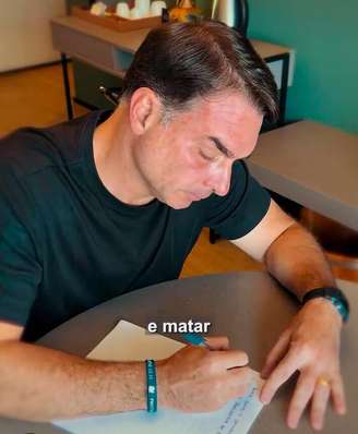 Flávio chora lendo carta para Bolsonaro