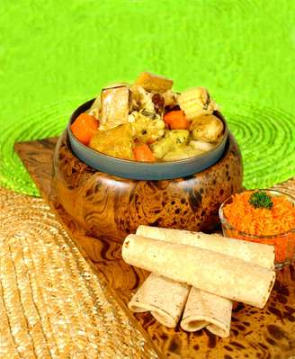 <p>A culinária da Costa Rica lembra a brasileira e mais ainda a mexicana. Assim como no Brasil, são usados ingredientes tropicais como banana, mandioca e feijão. O prato acima se chama olla de carne e é um cozido de carne com mandioca, batata, cenoura, banana e legumes</p>