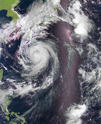 <p>Fortes ventos provocados por tufão produzirão ondas de até 12 metros de altura, segundo a Agência Meteorológica japonesa</p>