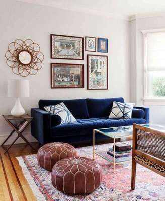 1. Sala moderna com sofá azul marinho e móveis de madeira – Foto Homelover