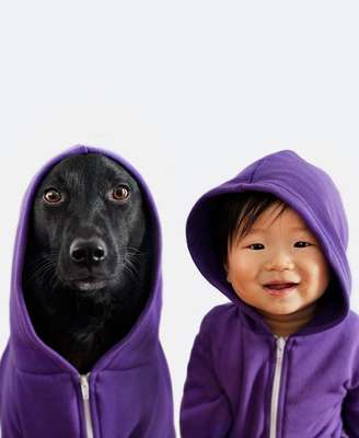 <p>O Tumblr 'Zoey and Jasper: a rescue dog and her little boy' está fazendo sucesso pelo mundo. Nas fotos, Zoey, uma cadela vira-lata adotada, e o bebê Jasper aparecem vestidos iguais em momentos de diversão, conforme diz a página. Entre um sorriso e outro, a alegria e lealdade entre os melhores amigos parece até deixá-los parecidos, como gêmeos</p>