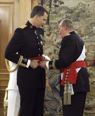 <p>Felipe VI recebe do pai a faixa de comandante das Forças Armadas</p>