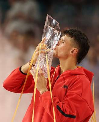 Jakub Mensik celebrando o título do Masters 1000 de Miami