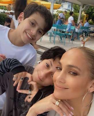 Jennifer Lopez com os filhos, Emme e Maximilian, em 2022.
