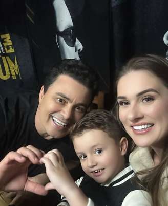 O sertanejo Renner, com o filho, Davi, e a esposa, Thereza Oberger