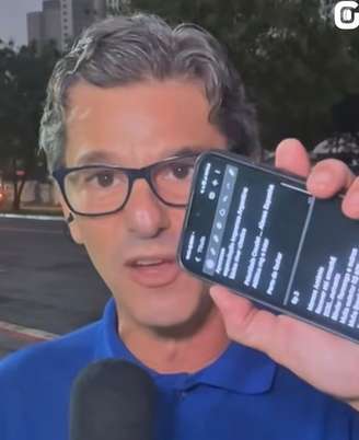 Alexandre Silvestre, da TV Gazeta, impede roubo de seu celular durante reportagem ao vivo.