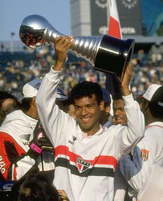 Muller levanta o troféu do Mundial de Clubes conquistado pelo São Paulo em 1992 após vitória sobre o Barcelona, no Japão.