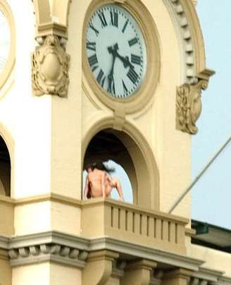 <p>Enquanto o relógio australiano marcava 15h31, um casal foi flagrado na varanda da torre</p>