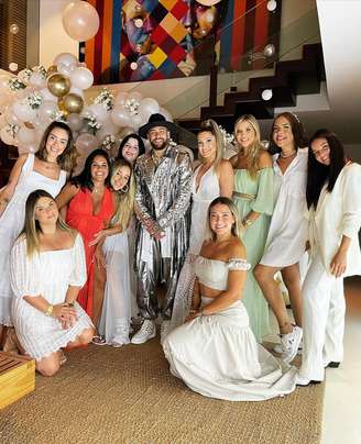 Neymar posa com amigas e namoradas de parças em festa da virada, em Mangaratiba (RJ)