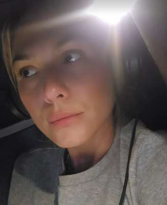 Lívia Andrade durante voo que enfrentou problemas e precisou retornar ao aeroporto de Miami, de onde havia decolado.