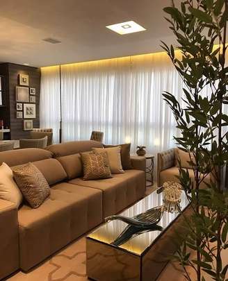 1. O plafon de embutir sobre o sofá oferece uma luz indireta para o ambiente. Fonte: BM Arquitetura e Design