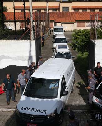 Veículos funerários com corpos de vítimas deixam escola em Suzano
13/03/2019
REUTERS/Amanda Perobelli