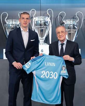 Lunin ao lado de Florentino Peréz. 