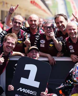 Jake Dixon comemora com a equipe