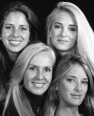 Helô Pinheiro em clique antigo com as filhas Jô, Kiki e Ticiane Pinheiro
