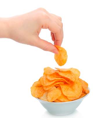 Comer batatas fritas em pacotes pequenos faz as pessoas comerem o dobro do que se optassem por pacotes grandes