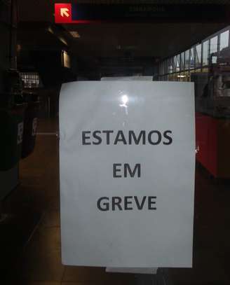 <p>Nas estações da Trensurb, a população encontrou as portas fechadas com o aviso estamos em greve</p>