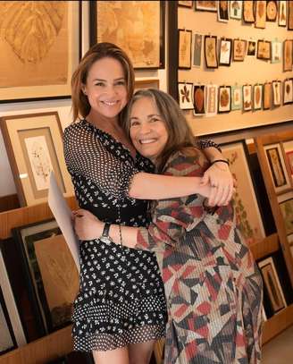 Gabriela Duarte durante abertura da exposição da mãe, Regina Duarte