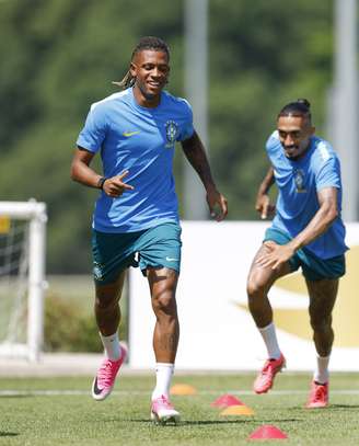 Danilo Santos e Raphinha em treino da Seleção Brasileira para a Copa do Mundo - 