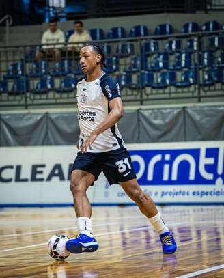 Maicon, ala do time de futsal do Corinthians que está treinando com a equipe sub-20 de campo
