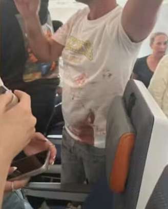 Imagem em rede social mostra passageiros com a camisa suja de sangue; briga entre pilotos fez voo que ia para Israel ser desviado — Foto: Reprodução