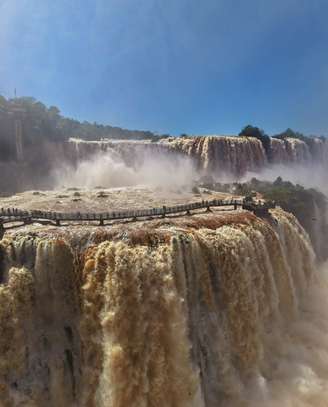 Com vazão quase seis vezes maior que a média para o período, passarela das Cataratas do Iguaçu são fechadas para visitação