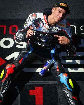 Toprak Razgatlioglu com o troféu de primeiro lugar