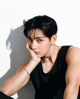 V, do BTS, revela tratamento para perda auditiva em um dos ouvidos
