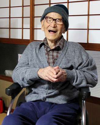 Jiroemon Kimura sorri após ser reconhecido pelo Guinness como o homem mais velho do mundo, em 15 de outubro de 2012