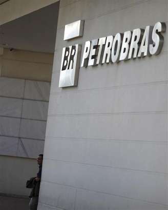 <p>Refinaria está queimando gás e combustíveis para evitar sobrecarga de pressão nos equipamentos</p>