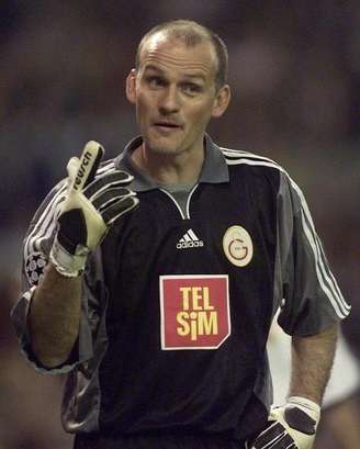 Galatasaray's Brazilian goalkeeper Claudio Taffarel gestures during their quarter-final second leg Champions League match against Real Madrid in Madrid April 18, 2001. Real Madrid won 3-0.

PH/WS - RTR13TBA.