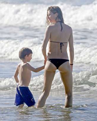 Gisele Bündchen curte praia com os filhos na Costa Rica 