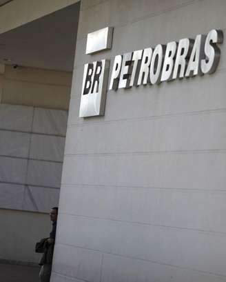 Homem na frente da Universidade Petrobras no Rio de Janeiro. 09/10/2012