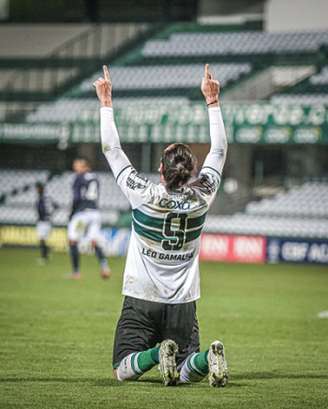 Com dois gols, Léo Gamalho foi o herói da noite para o Coxa (Foto: Divulgação/Coritiba)