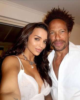 Rafa Kalimann acompanhada pelo ator Gary Dourdan