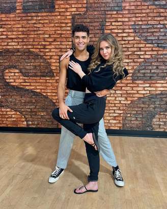 Anna Delvey e seu parceiro de dança Ezra Sosa em ensaios para o 'Dancing with the Stars', o Dança dos Famosos dos EUA. Golpista russa está em prisão domiciliar e usa tornozeleira eletrônica.