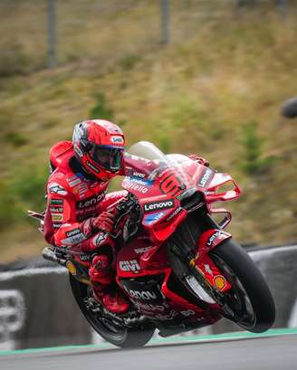 Marc Márquez acelera em Brno e lidera o TL1 mesmo após perder metade da sessão por falhas mecânicas.