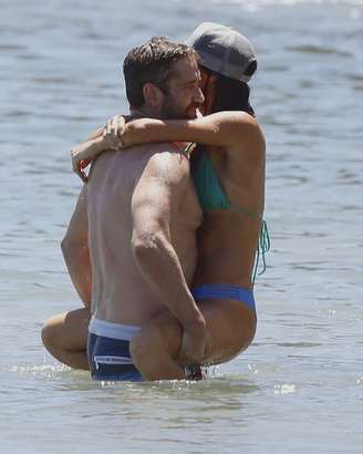 Gerard Butler e a namorada, Morgan Brown, em praia de Malibu, nos Estados Unidos, no último sábado (15)