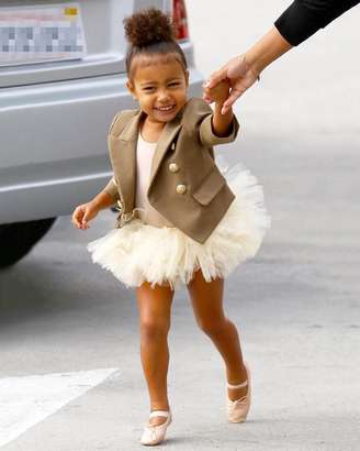 Cheia de estilo, North West, filha de Kim e Kany West, se incomoda com paparazzi