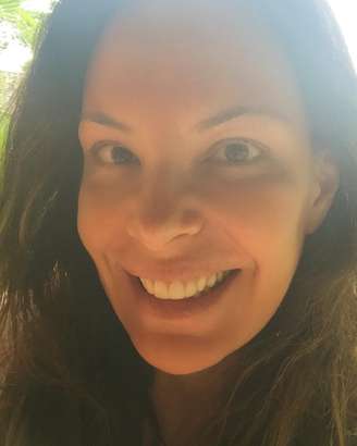 Aos 47 anos, Carolina Ferraz exibe rosto sem make na manhã desta sexta (30)