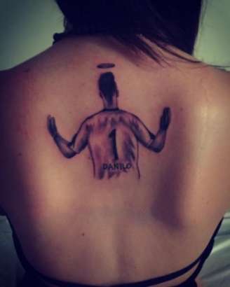 Daniele Padilha, irmã de Danilo, faz tatuagem em homenagem ao goleiro