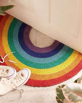 1. Tapete emborrachado para entrada de casa em tons de arco-íris. Fonte: Pinterest