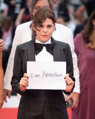 Bárbara Paz protesta pela Amazônia no tapete vermelho do Festival de Veneza