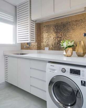 1. Revestimento para lavanderia ousado se destaca na decoração do espaço. Fonte: Monise Rosa Arquitetura