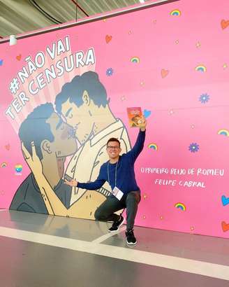 Felipe Cabral diante do mural polêmico: beijo belíssimo que emocionou muita gente no evento