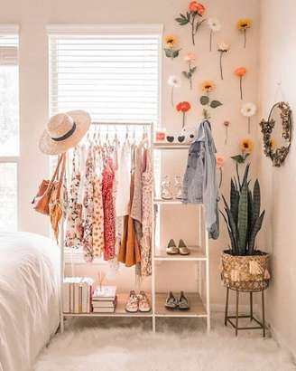 1. Arara de roupas com prateleiras no canto do quarto – Foto Dose de Ilusão