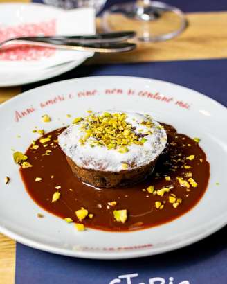 Tortino de chocolate com um recheio cremoso de pistache do restaurante Enosteria Vino e Cucina